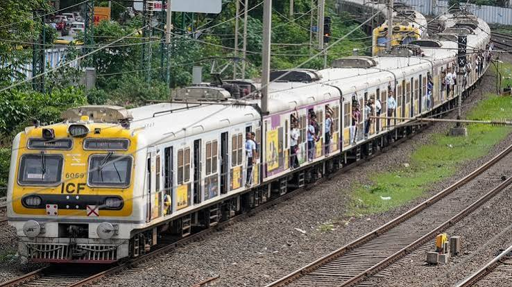 धावत्या लोकलमधून तरुणाला लाथ मारून खाली पाडले; पश्चिम रेल्वे मार्गावरील धक्कादायक प्रकार