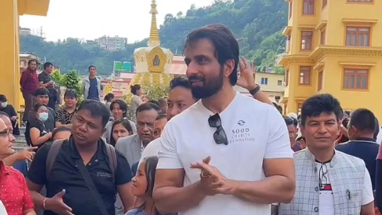सोनू सूद पूरग्रस्तांच्या मदतीसाठी थेट नेपाळमध्ये; म्हणाला, ‘उद्ध्वस्त झालेली आयुष्य पुन्हा उभी करणार’