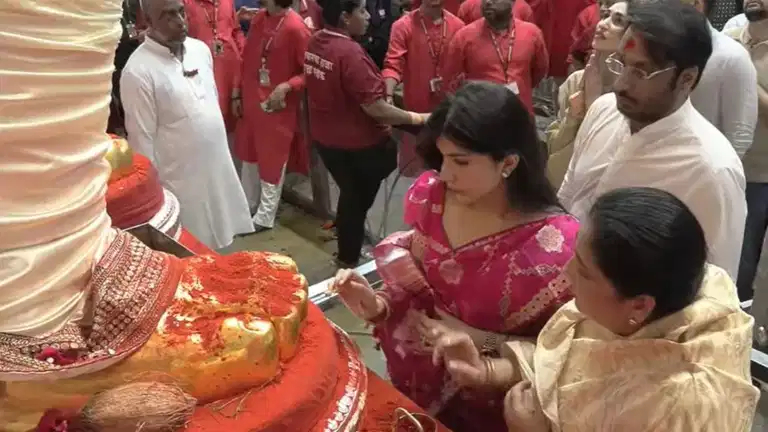 लालबागच्या राजाच्या चरणी सुनेत्रा पवार; भावी सून कायनातला कुंकू लावण्याची पद्धत शिकवली